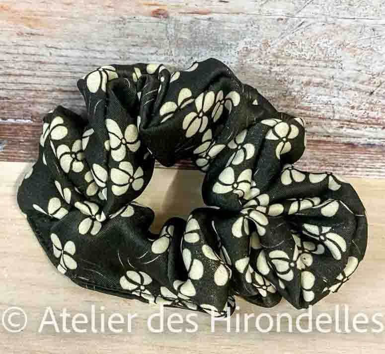 Chouchou en satin - fleurs noires et crèmes